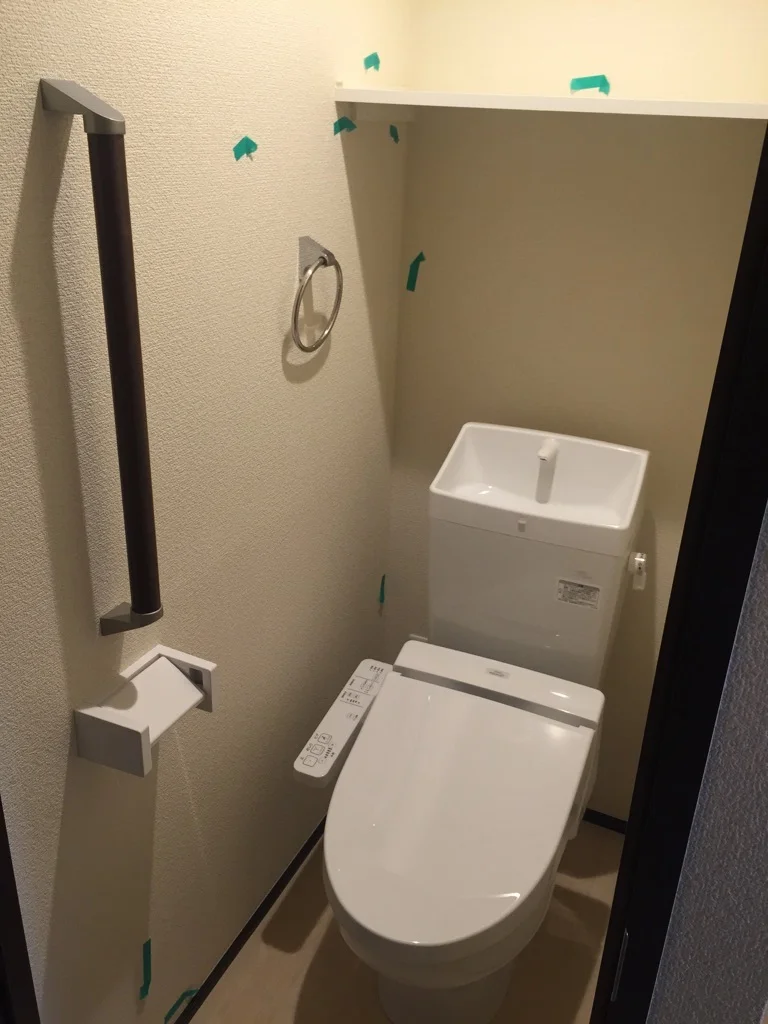 トイレ内にはちょっとした棚がございます。