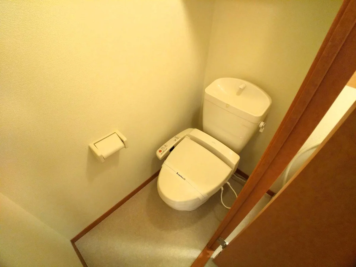 明るく清潔感のあるトイレ