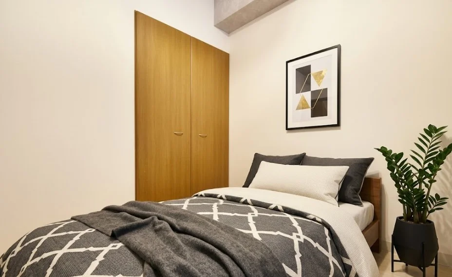 心地よい眠りを誘う落ち着いたトーンのインテリア。岡山の喧騒を感じさせない静かな室内環境で、翌日のパフォーマンスを最大限に引き出す深い眠りを提供します。※植木と額とクッションなどは写真用です。