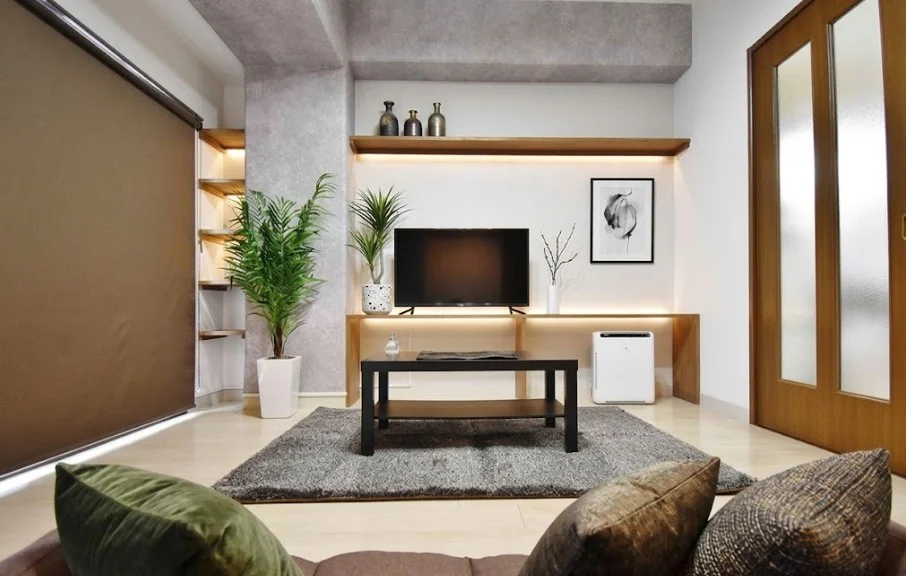 限られたスペースを最大限に活かす1Kレイアウト。キッチンと居室が分かれているため、調理時のニオイが寝具に移りにくく、プライベート空間の清潔感を保ちやすい設計です。※植木と額とクッションなどは写真用です。