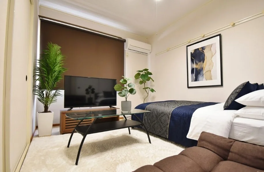 【室内画像】おしゃれな雰囲気の人気香川マンスリーマンション。お得な長期割引キャンペーンも実施中♪※植木と額とクッションなどの装飾は写真用です。