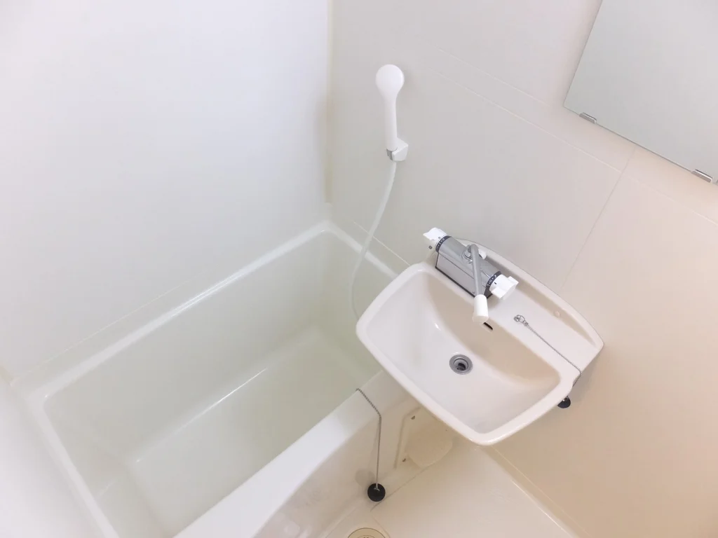 清潔感のある白を基調とした浴室です。