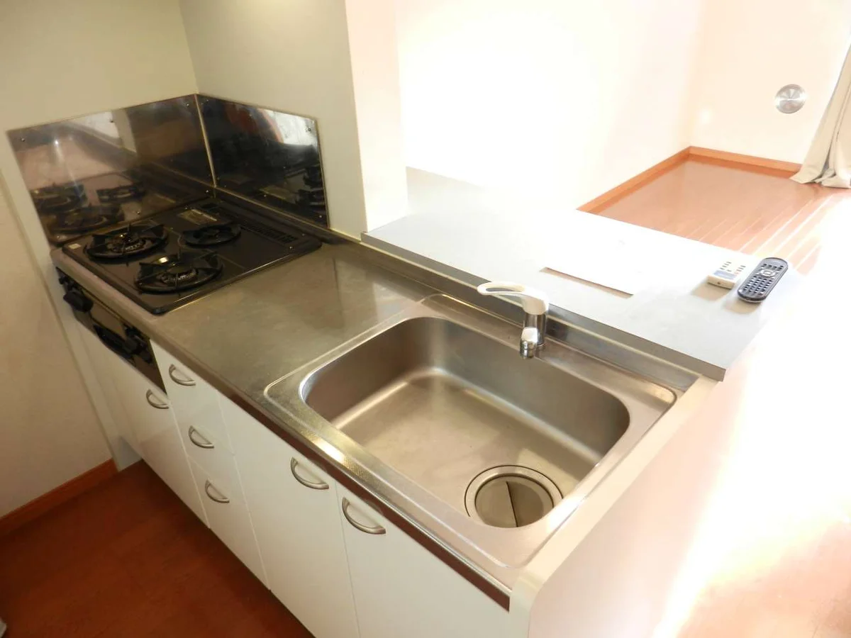 広々キッチン、収納キャビネットもたっぷり！