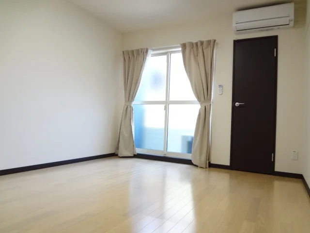 居室は白を基調としたオシャレな空間☆