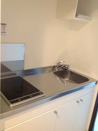 キッチンは安心な電気コンロです。