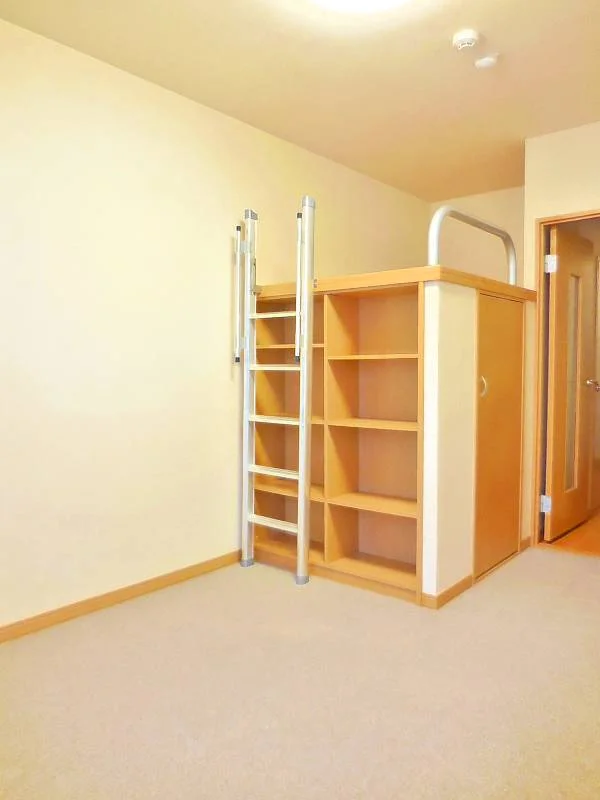 1Fはフローリング・2Fはカーペット。梯子は寄せることも可。