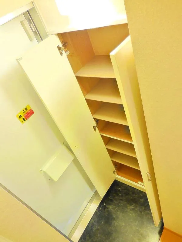 段差を自由に変えられる靴箱はロングブーツも収納可能◎