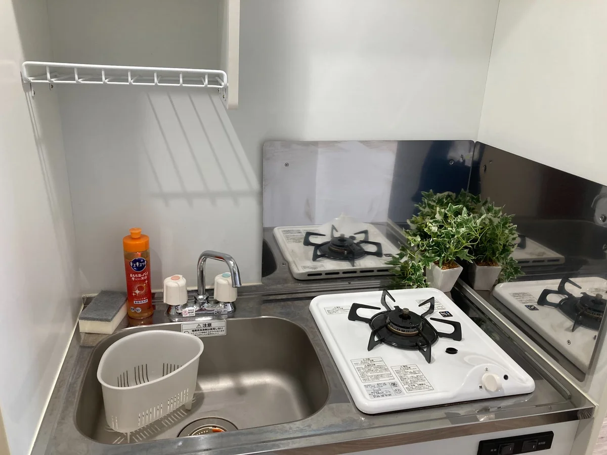 ガスキッチンで自炊もしやすいです◎食器洗い洗剤もご用意していますのでご活用ください♪