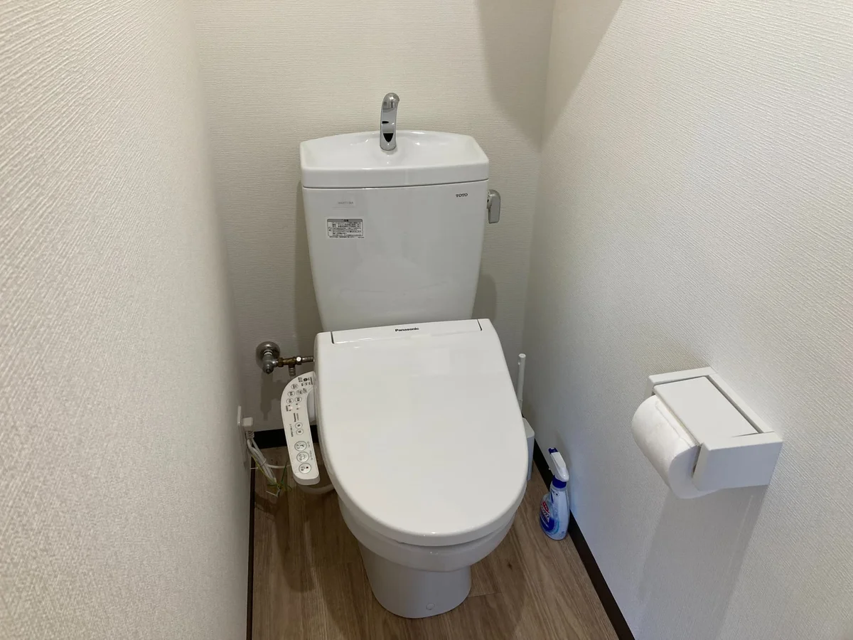 温水洗浄便座付きのお手洗い◎老若男女皆さまに安心してご利用いただけます♪