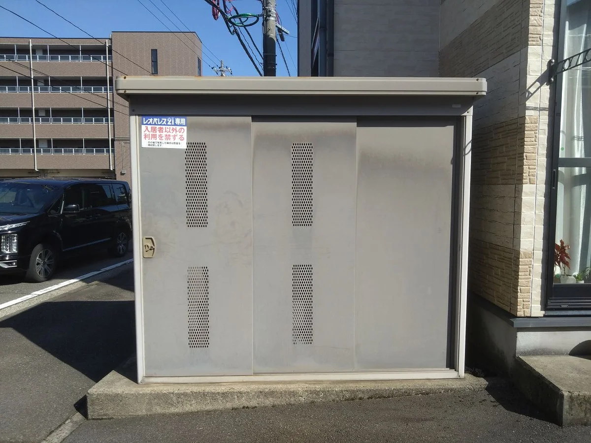 ベッド下には広々収納スペース！