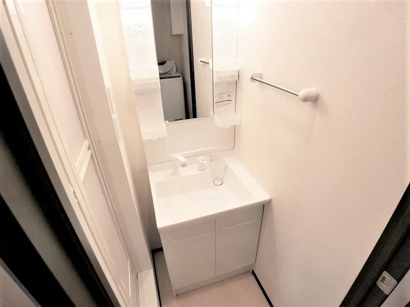 清潔感溢れるスタイリッシュな洗面台