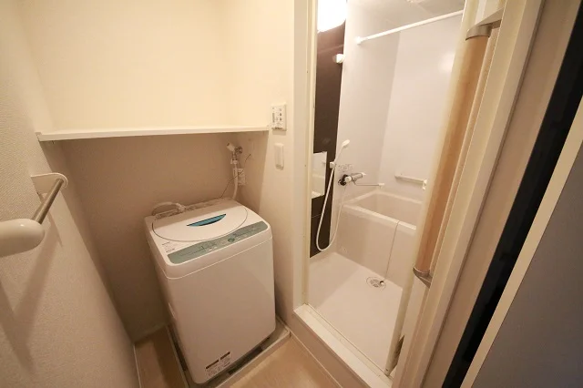 脱衣スペース。洗濯機などの家具家電も付いております。