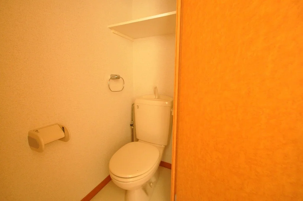 収納棚付きのキレイなトイレです。