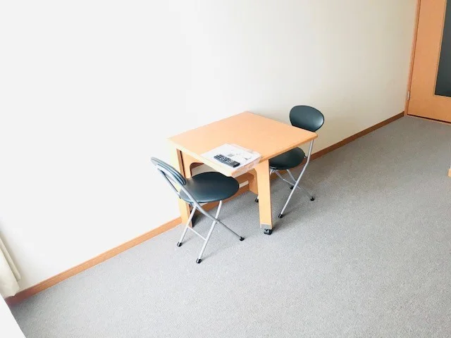 2階カーペット　テーブル・イス2脚