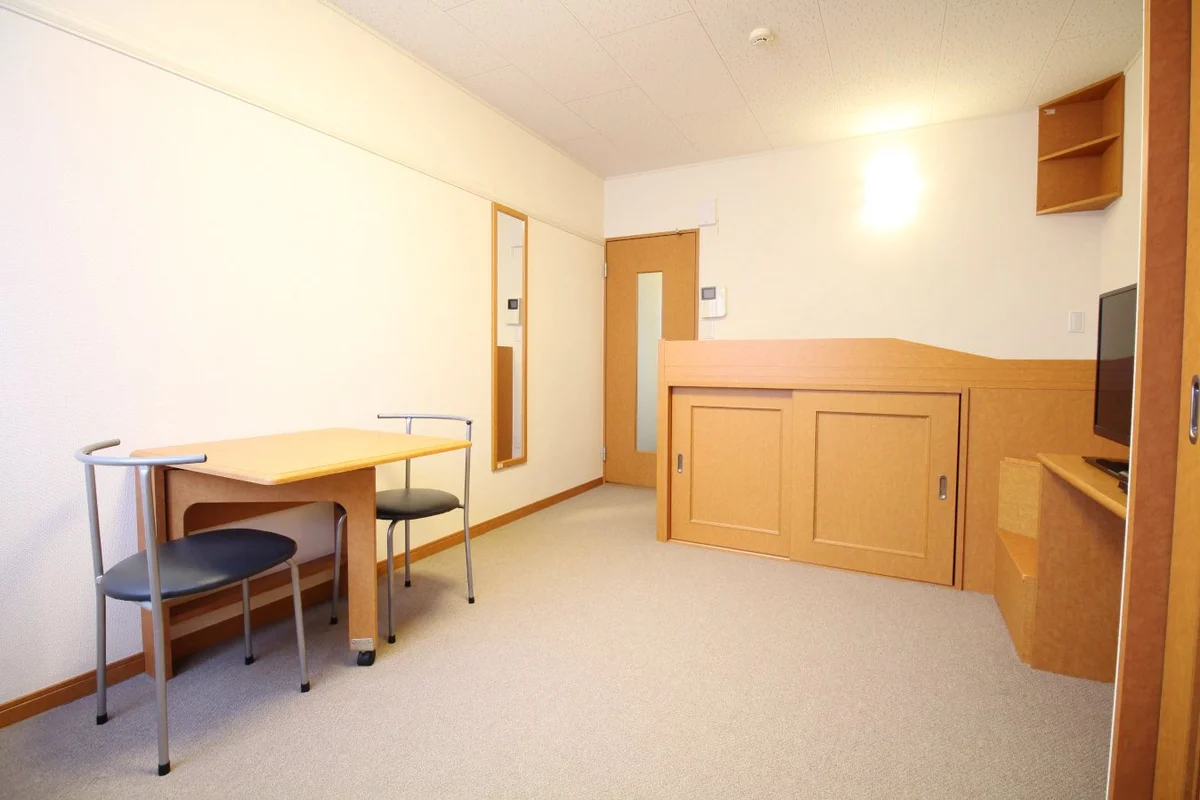 テーブルやベッド、テレビ台まで造り付です♪