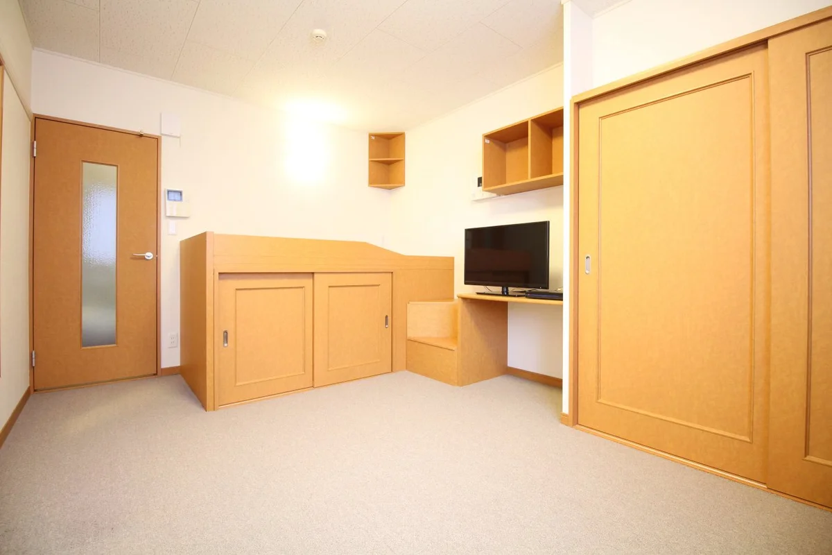 テーブルを折りたためばお部屋も広く使えますよ♪