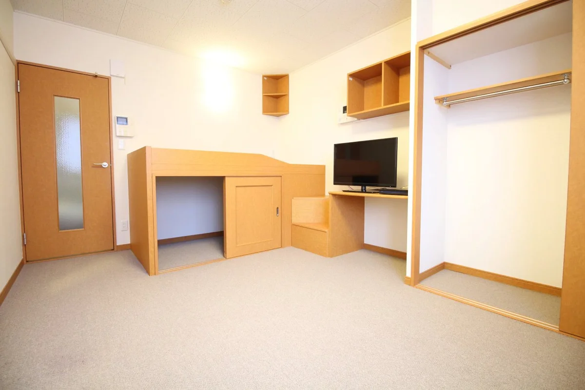 ベッド下の収納とクローゼットを開けた状態です。