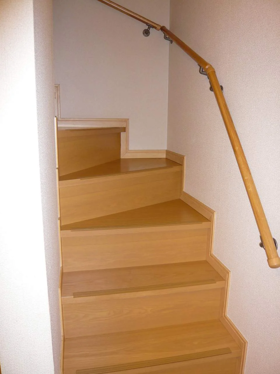 メゾネットタイプの物件です。二階へ続く階段です。