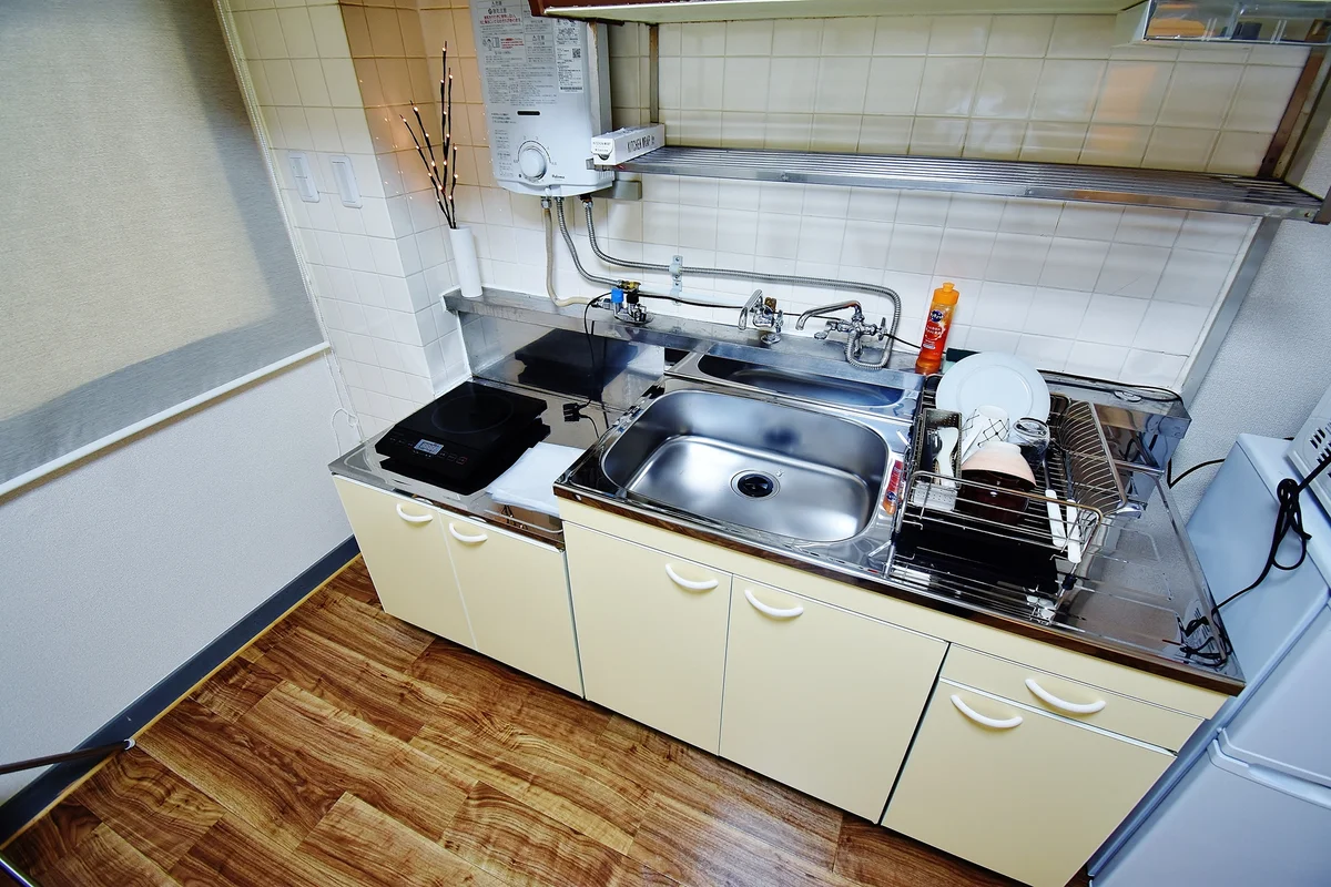 キッチンには冷蔵庫、ケトル、炊飯器、調理器具を完備。ホテルと違い自炊できるのでで長期ご利用のお客様でも安心ですね！香川県観音寺市ウィークリーマンションの強みです♪