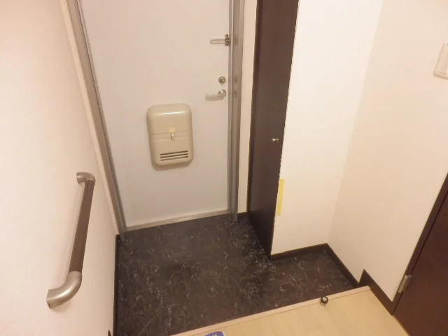 手すり付き玄関で、年配の方にも大活躍です！