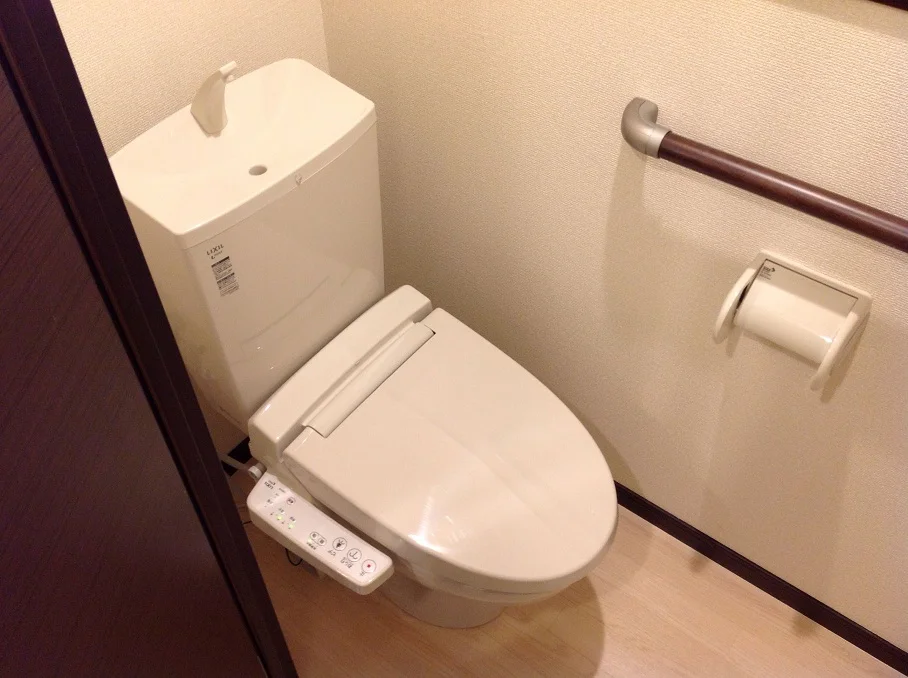 トイレには快適な温水洗浄便座付