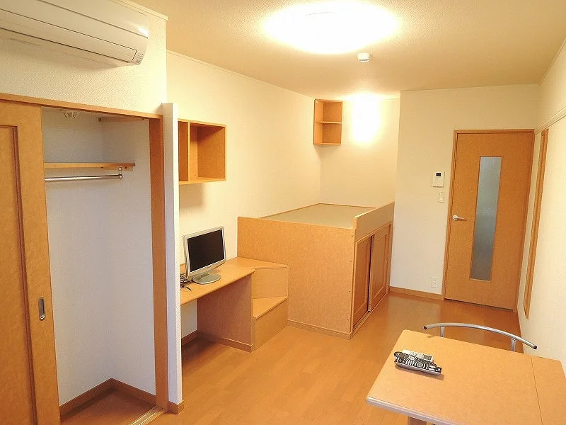 備え付けのテーブルは折りたたみ可能です