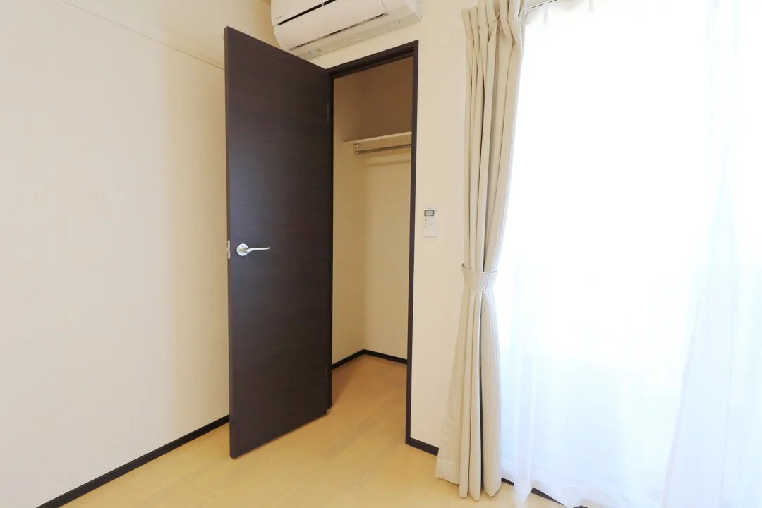 大型ウォークインクローゼットを完備しており女性でも収納は安心