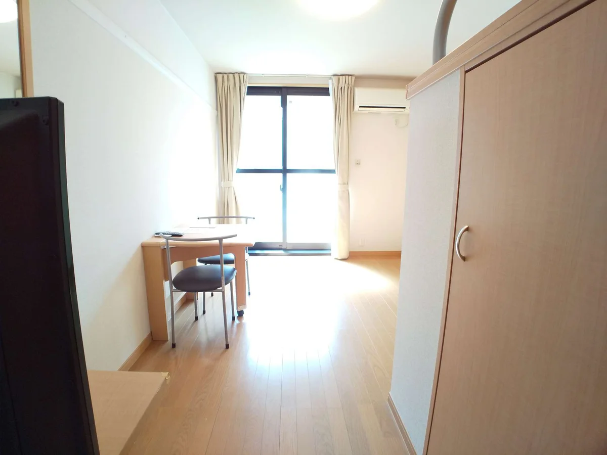 ワイドな窓にて明るいお部屋