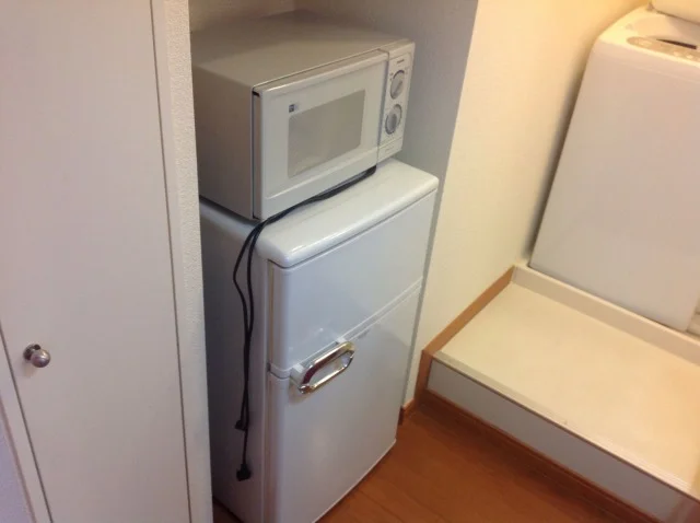 電子レンジと冷蔵庫です