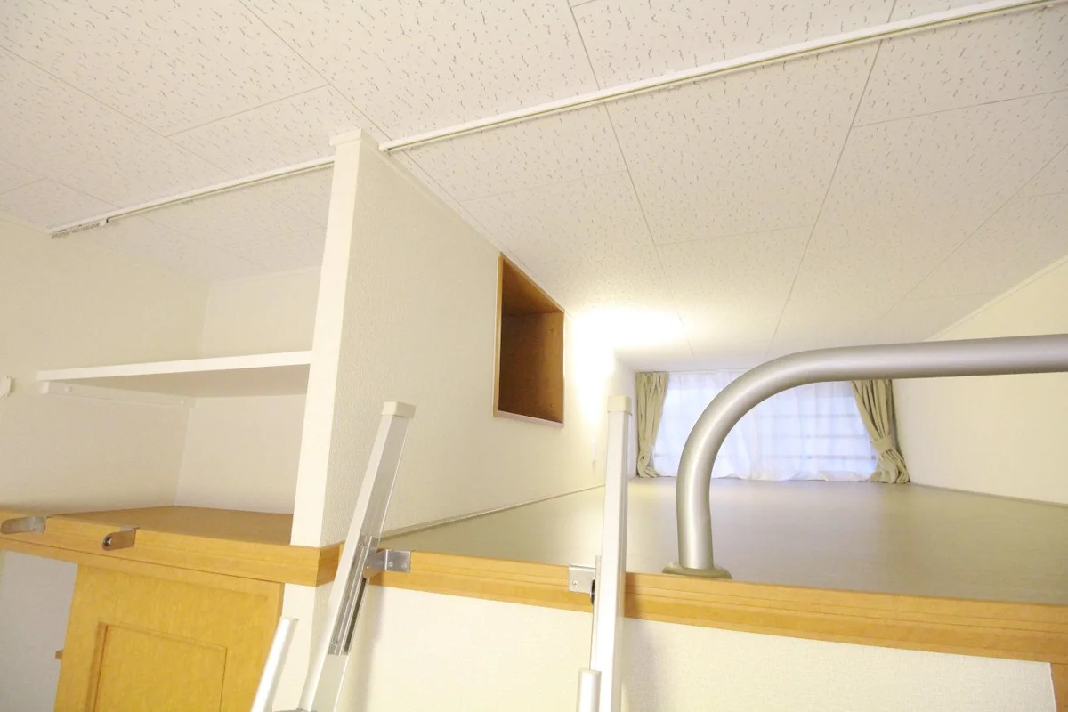 ロフトの横にも便利な収納棚が付いています♪