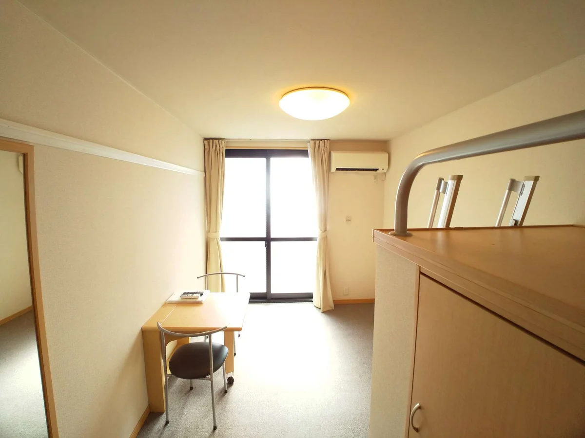 ワイドな窓にて明るいお部屋