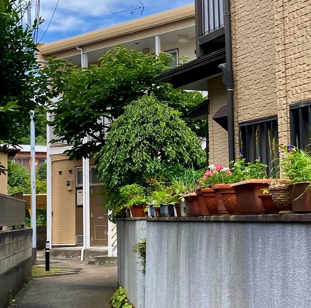 小道を入った所にあります