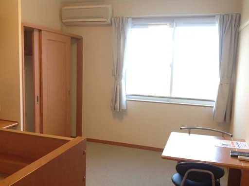 写真は2Ｆ居室。1Ｆはフローリング。