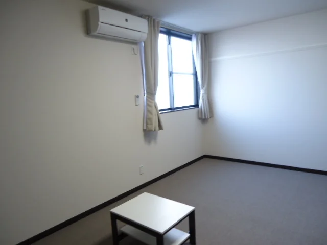 ２階の部屋です。じゅうたん敷きになっております。