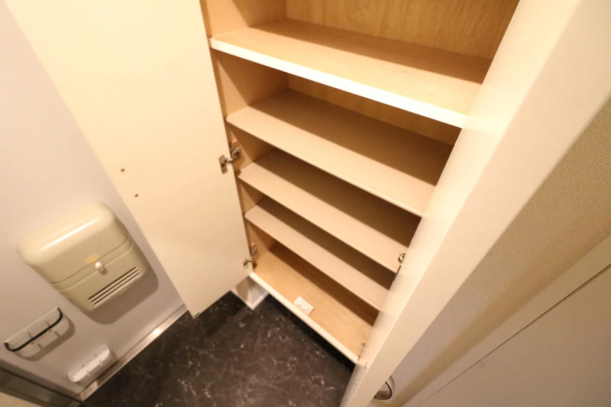 女性には嬉しい大型シューズボックス・外出前に姿見でチェック