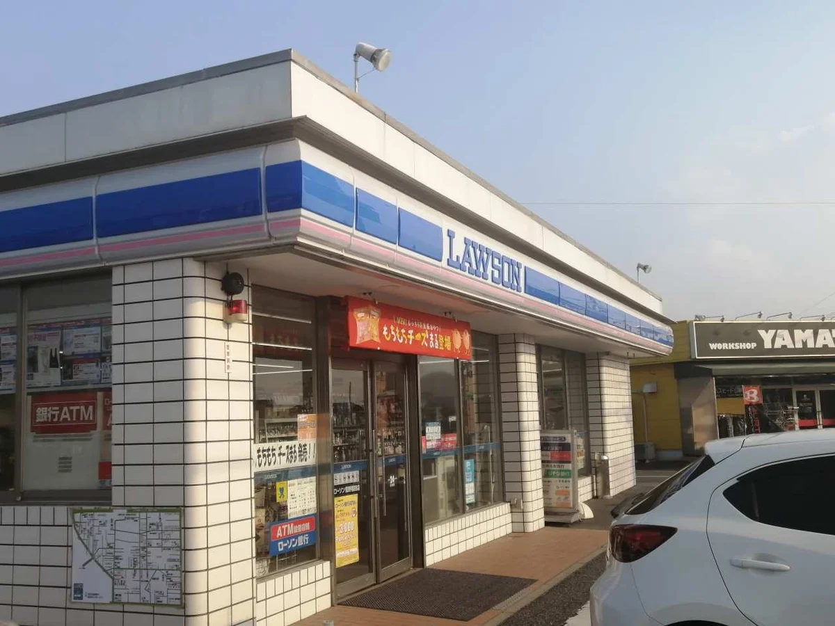 コンビニも徒歩圏内です。