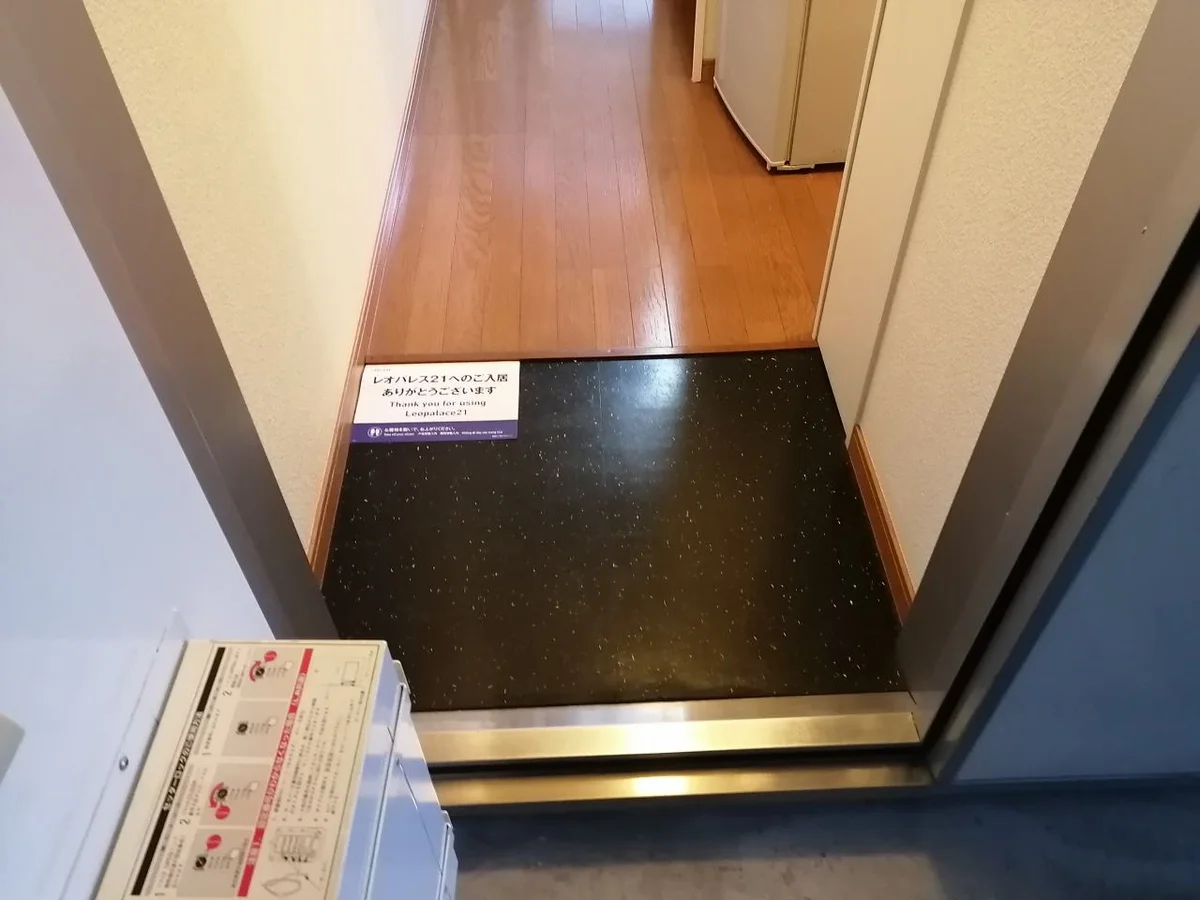 右側にシューズボックスがります。