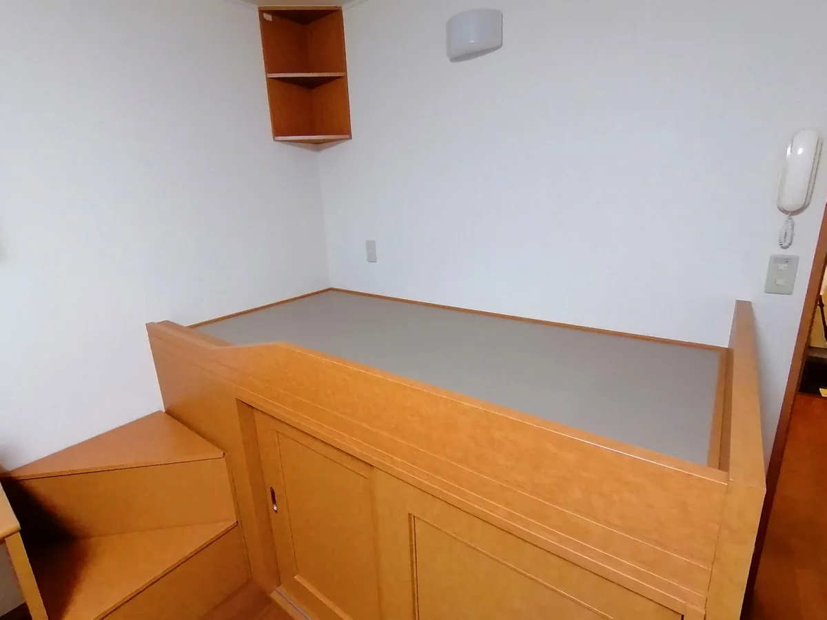 ベッド付き、ベッド下部は収納となっております。