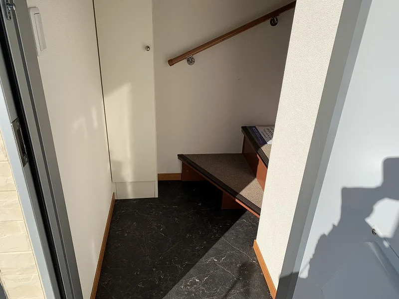 入ってすぐ階段があります。