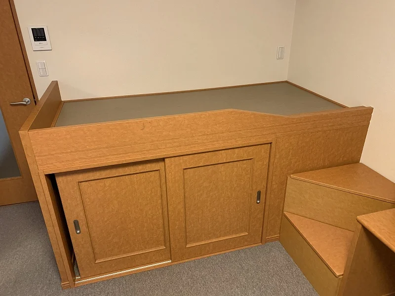 ベッド付き、ベッド下収納あり。