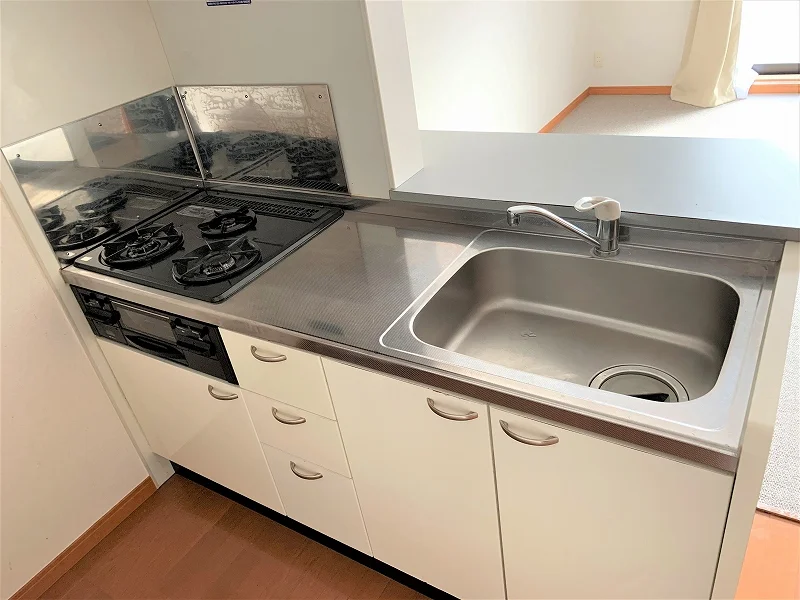 カウンターキッチン、3口ガスコンロ（グリル付き）