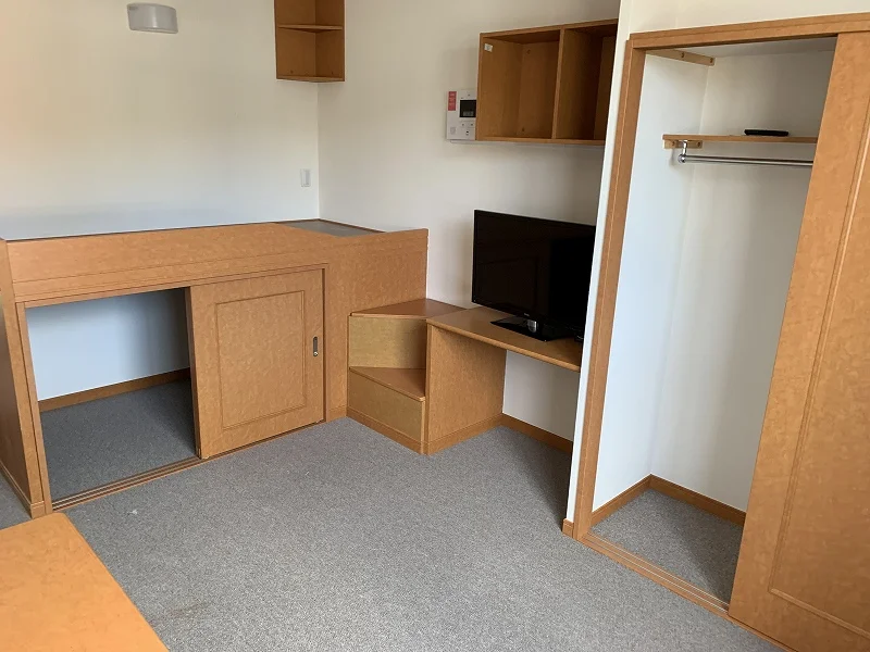 クローゼット、収納棚、ベッド下収納あり。