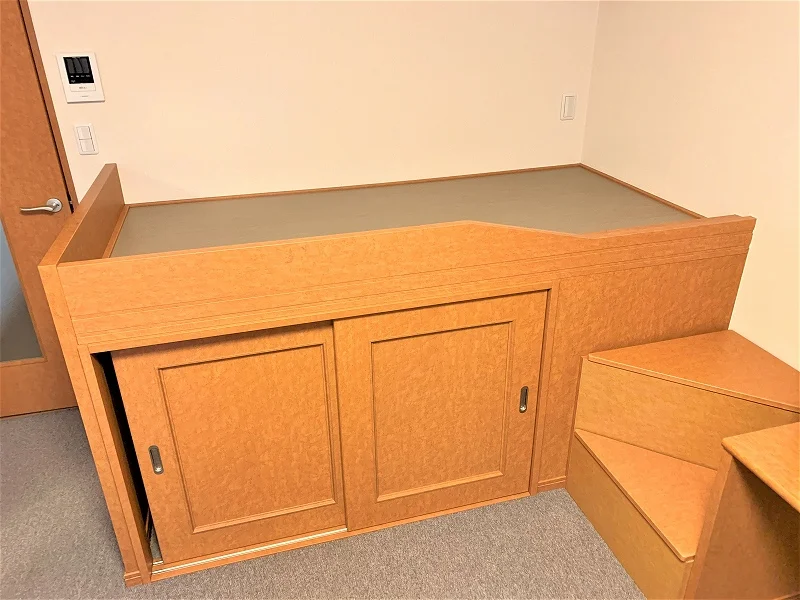 ベッド付き、ベッド下収納あり。