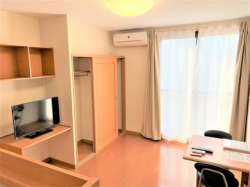 1階フローリング、机・椅子あります。