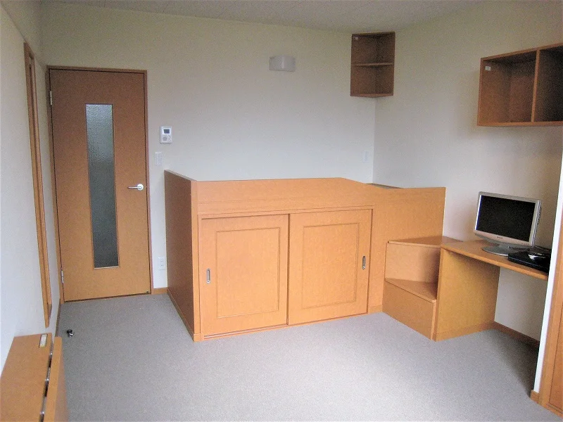 クローゼット、収納棚、ベッド下収納あり。