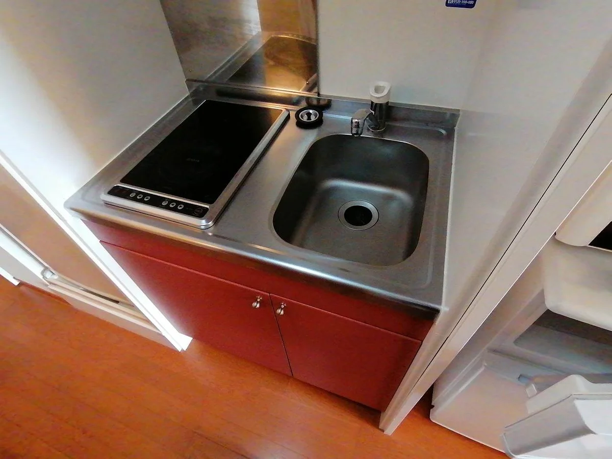 2口電気コンロ付きのキッチンです。