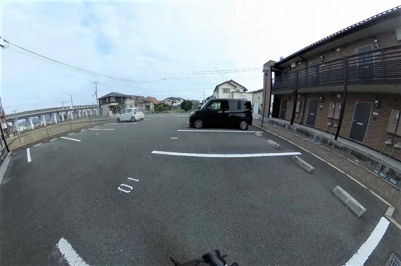 建物東側にあります。