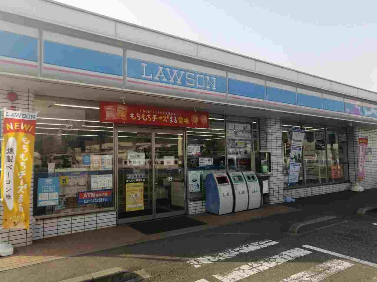 24時間営業のコンビニもあって便利です。