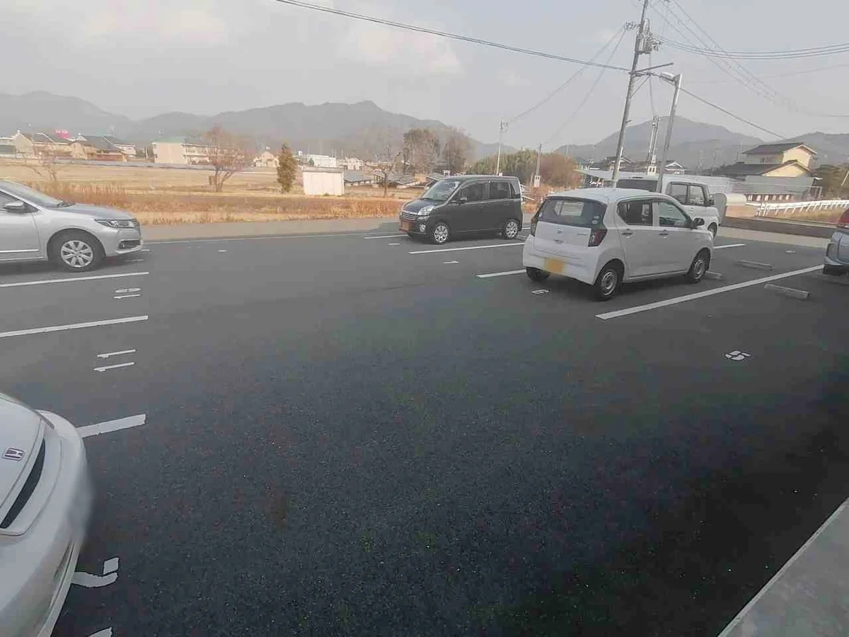 広々とした駐車場で止めやすいです。