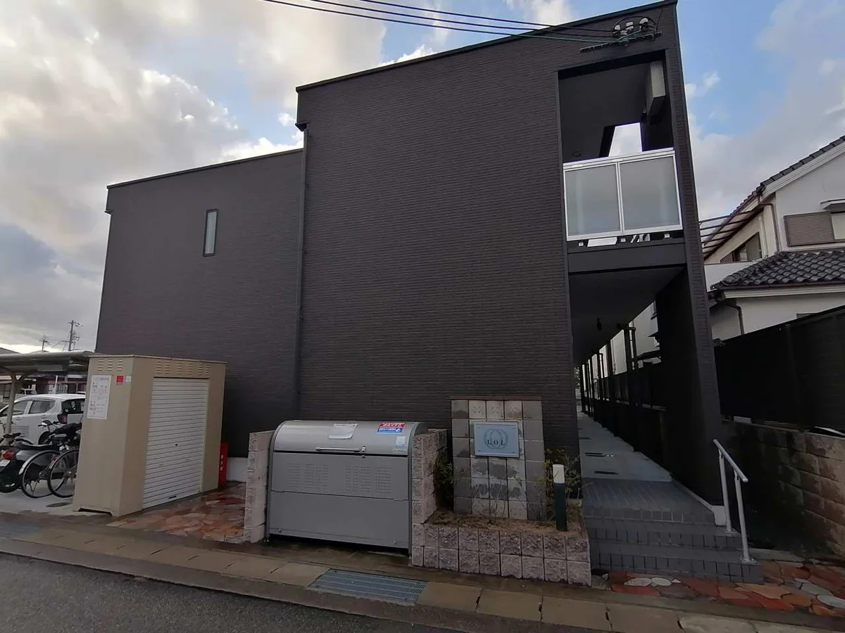 左側に屋根付き駐輪場も御座います。